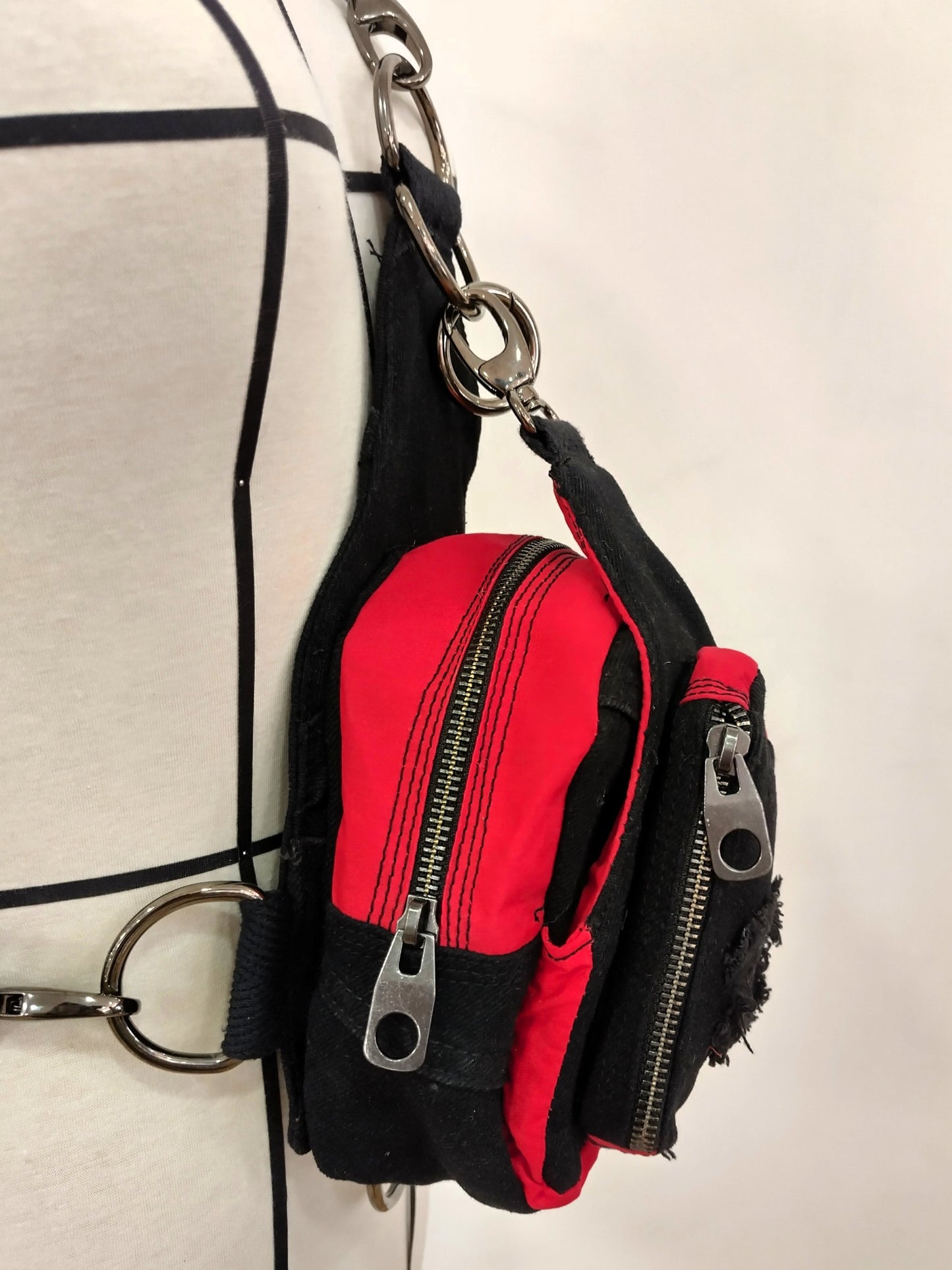 Mochila multiposición vaquera negra y roja