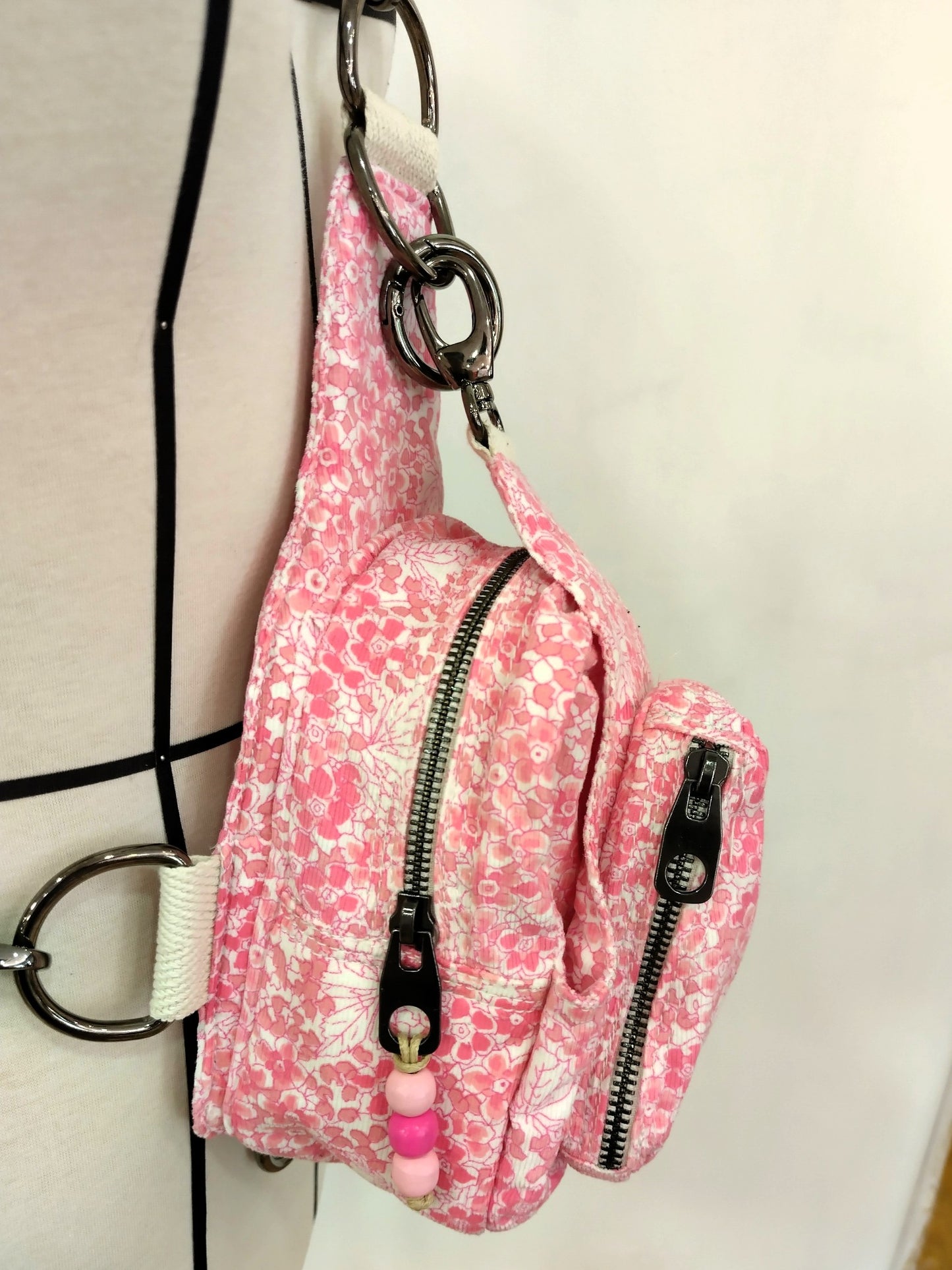 Mochila multiposición blanca y rosa
