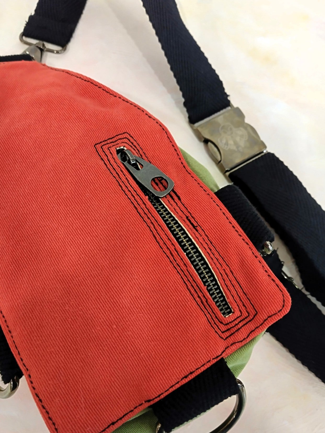 Mochila multiposición vaquera verde y naranja