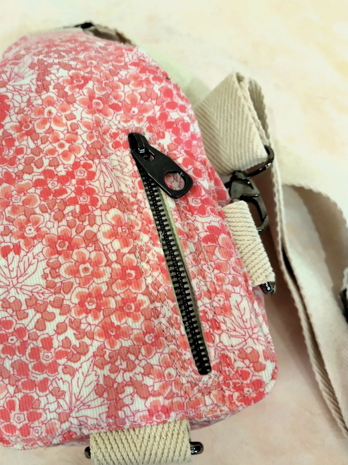 Mochila multiposición blanca y rosa