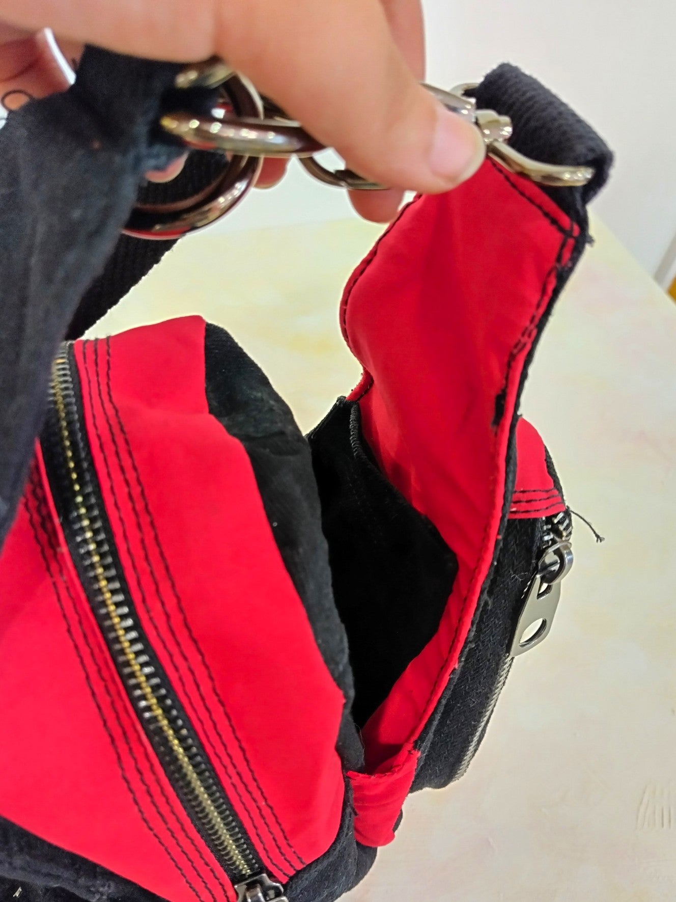 Mochila multiposición vaquera negra y roja