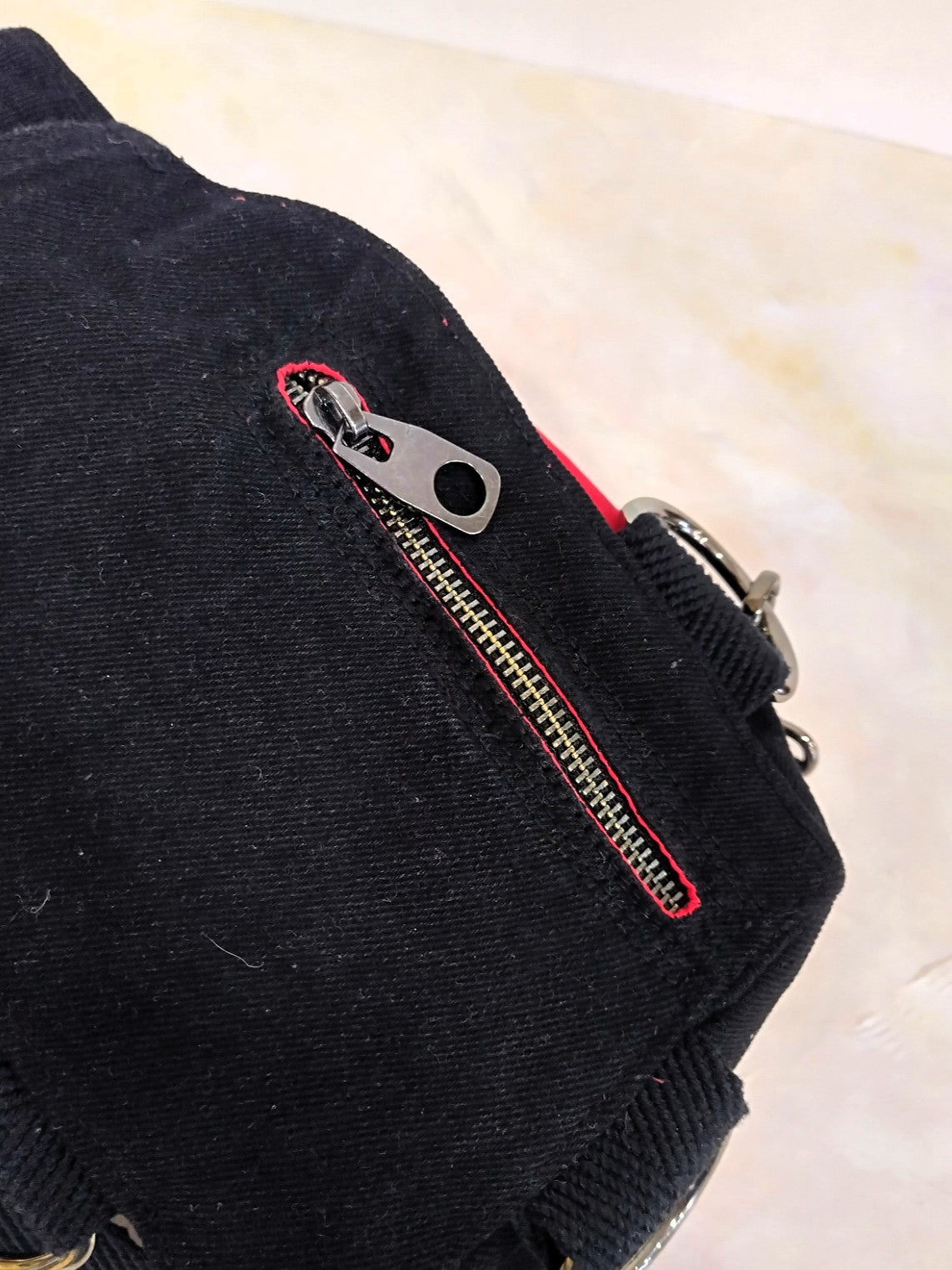 Mochila multiposición vaquera negra y roja