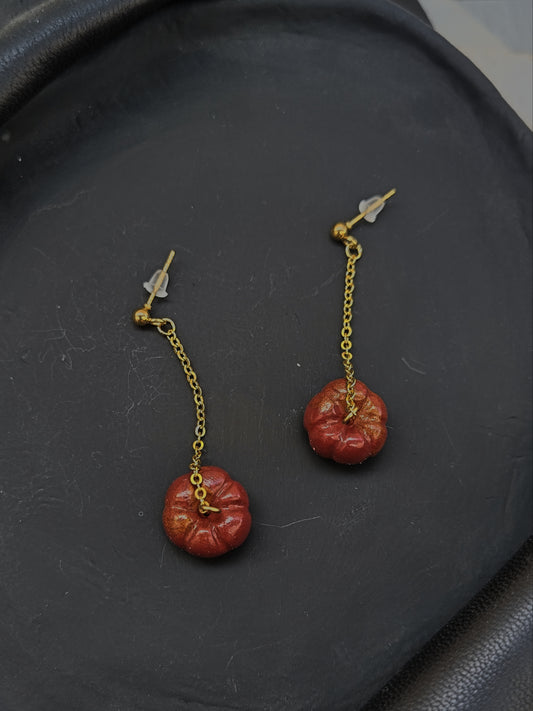 Pendientes de calabazas colgantes de cadena dorada, con acabado metalizado. De nuestros modelos más otoñales.
