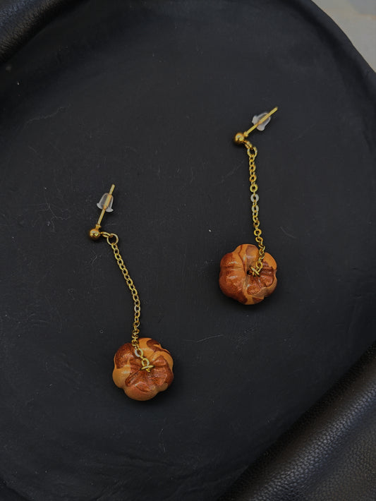 Pendientes de calabazas colgantes de cadena dorada, con acabado metalizado. De nuestros modelos más otoñales.