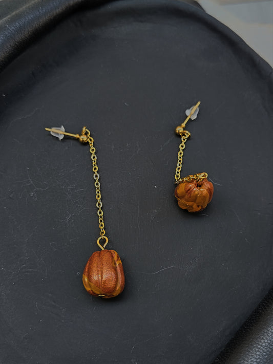 Pendientes de calabazas colgantes de cadena dorada, con acabado metalizado. De nuestros modelos más otoñales.