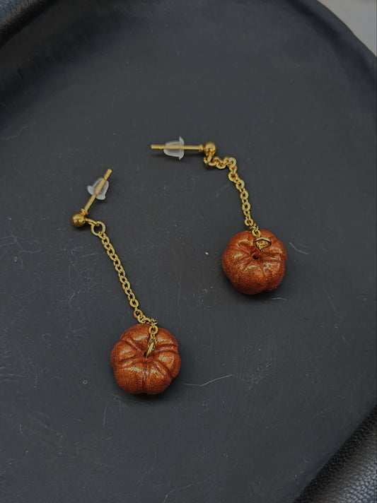 Pendientes de calabazas colgantes de cadena dorada, con acabado metalizado. De nuestros modelos más otoñales.