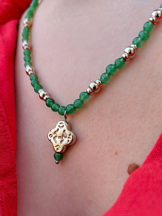 Collar de cuentas de piedra verdes y de metal plateadas. Con cadena y colgante abstracto plata.