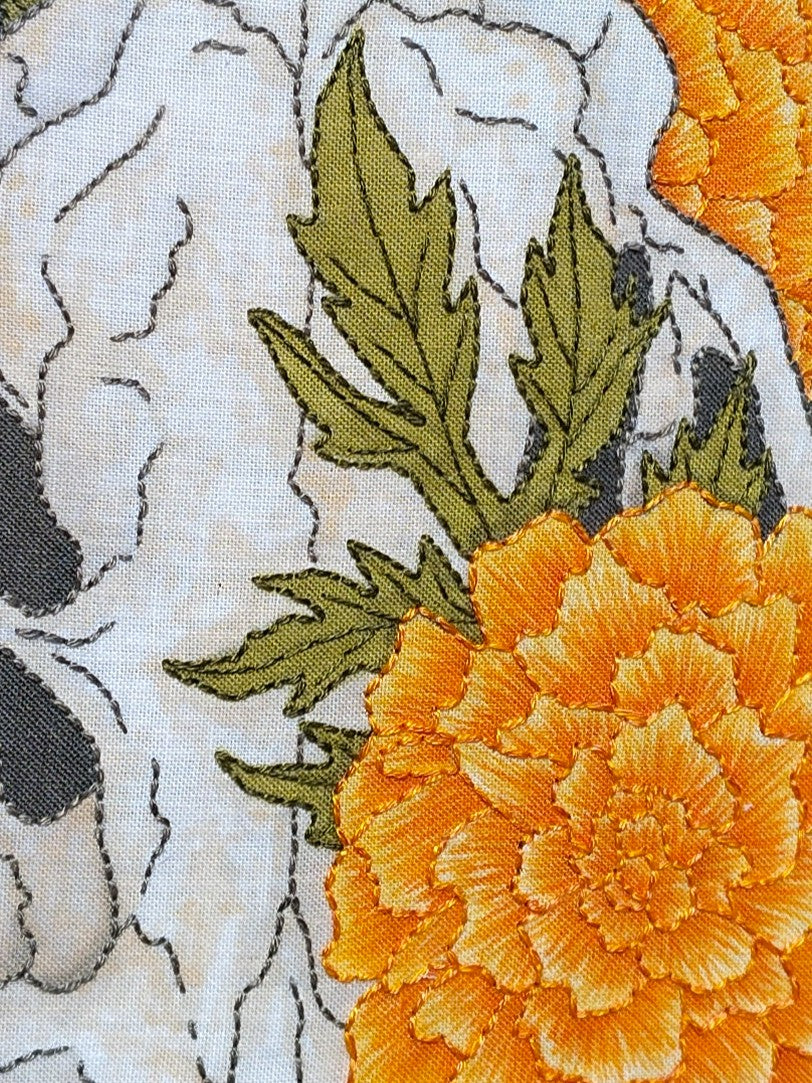 Foto de detalle del tejido pintado y bordado.