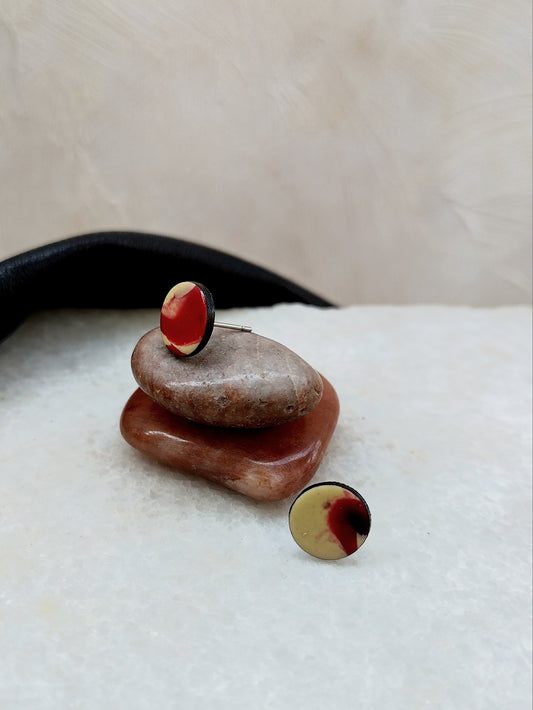 Pendientes de botón negros, rojos y amarillos con efecto degradado con veladuras. Discretos pero potentes.