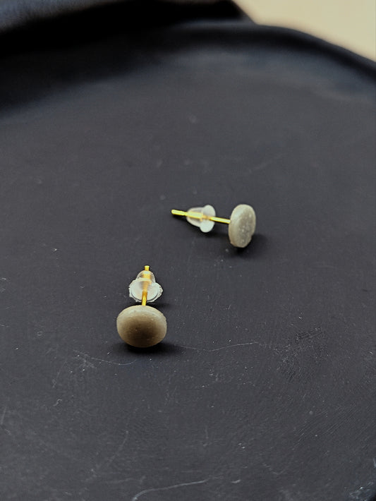 Pendientes de botón verde translúcido pequeños texturizados. Sencillos y discretos, además de cómodos.