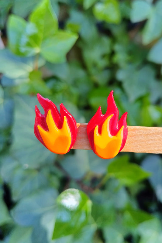 Pendientes de acero inoxidable en forma de llama roja y amarilla, brillantes y llamativos, con carácter y modernos.