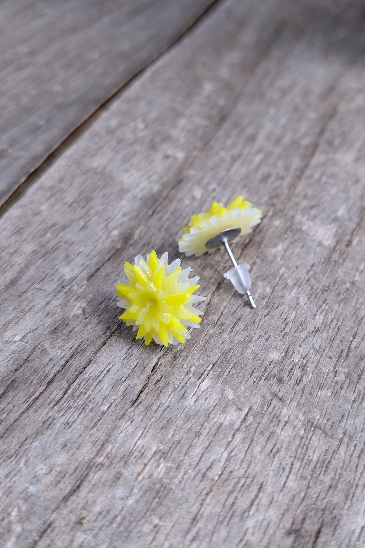 Pendientes de diente de león pegado al lóbulo, amarillo y blanco translúcido. Arcilla polimérica y acero inoxidable.